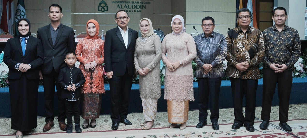 Foto bersama keluarga besar dan pejabat daerah Sulbar.