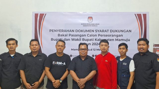 Komisioner KPU Mamuju, Sudirman Samual dan staf.