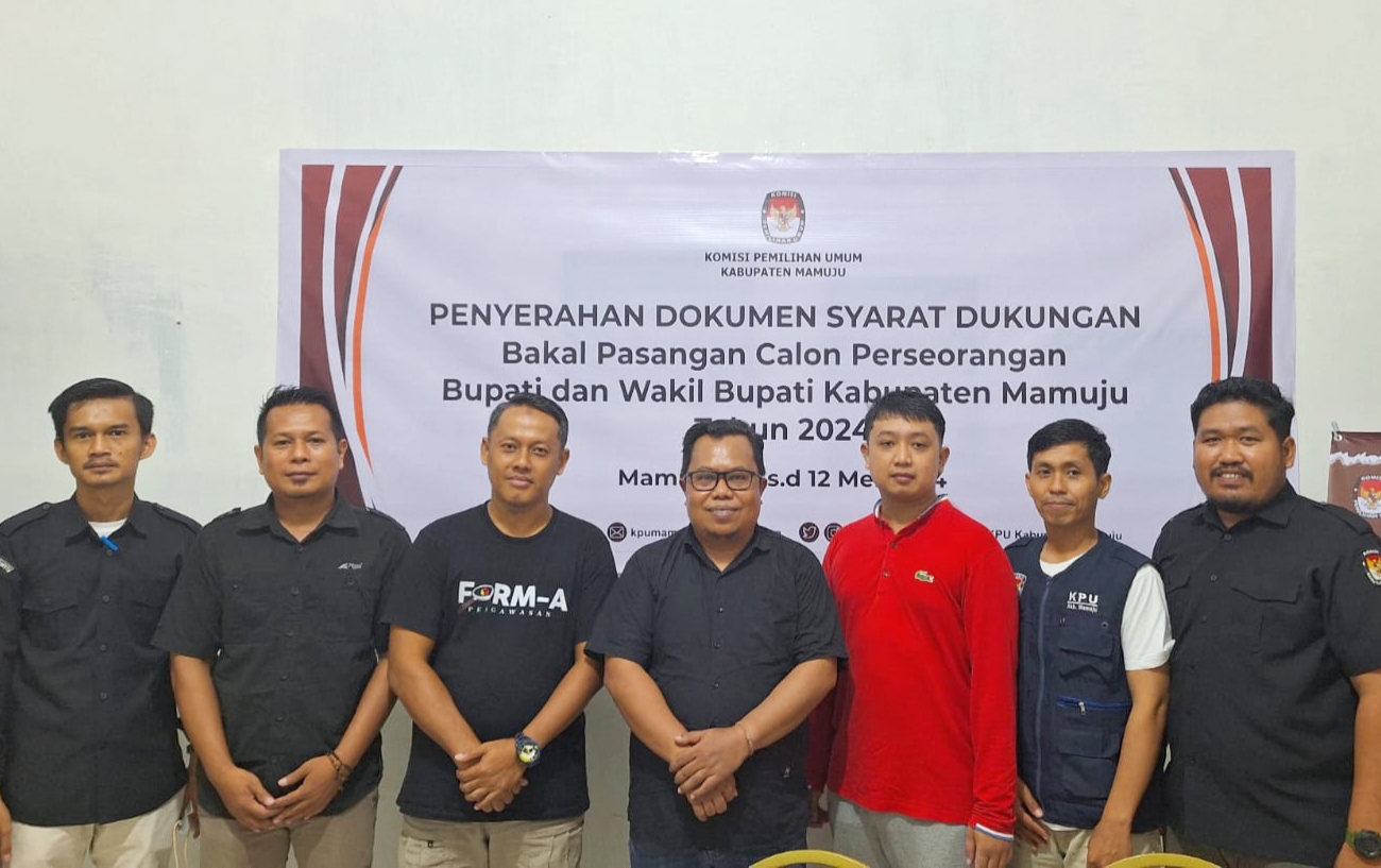 Komisioner KPU Mamuju, Sudirman Samual dan staf.