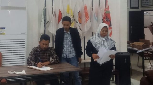 Komisioner KPU Mamuju, Hasdaris, Imat Totori, dan Indo Upe.