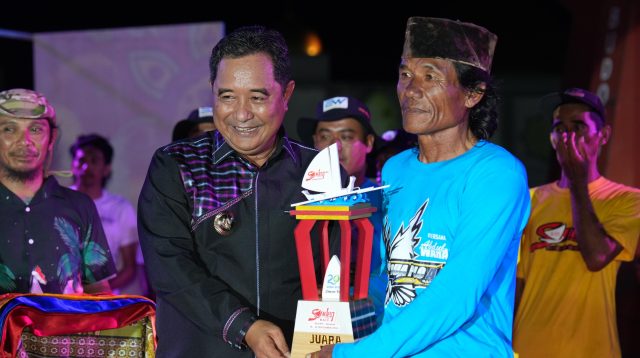 Pj Gubernur Sulbar, Bahtiar Baharuddin bersama Passandeq.