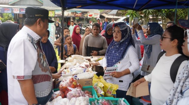Pj Gubernur Sulbar, Bahtiar Baharuddin, pantau pasar murah
