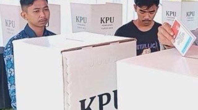 Petugas KPPS menjalankan tugasnya dalam simulasi pemilihan.