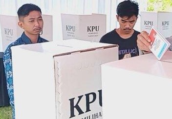 Petugas KPPS menjalankan tugasnya dalam simulasi pemilihan.